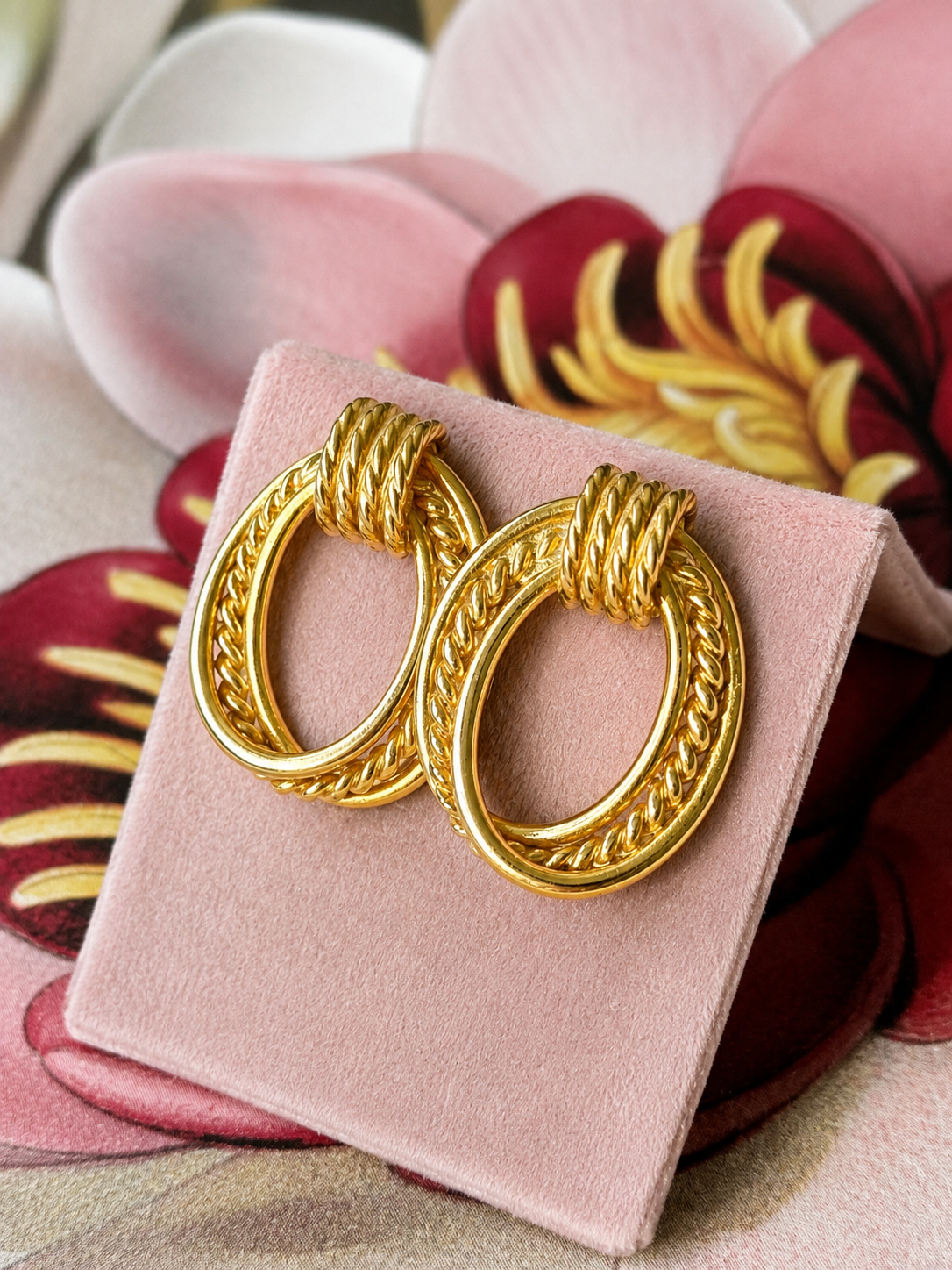 Gold tone interlocking rope post backs