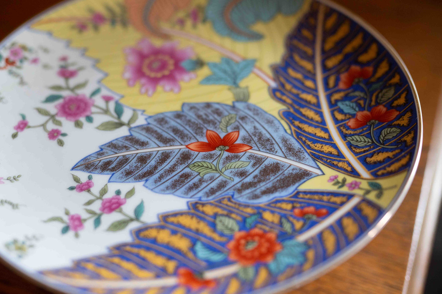 Tobacco Leaf Patterned Cake Stand